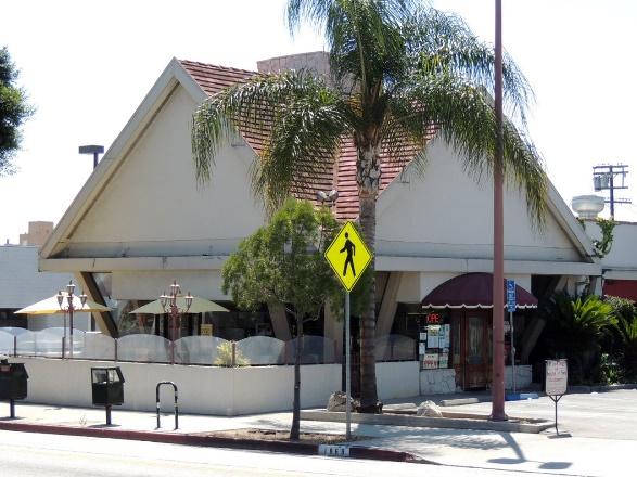 When the Hollywood Boulevard location closed in 1980, this location in Los Feliz became the last remaining House of Pies in California.