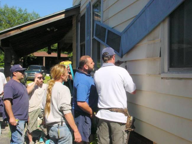 Note the types of siding materials on the house especially if that material contains asbestos. Wherever possible, determine the presence and condition of previous layers of siding or sub-siding.