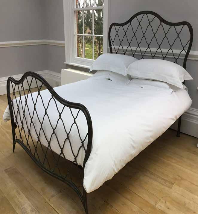 Right: LILY A pretty forged iron bed with the curves and shapes of a lily Code: 312458 Size: 150cm