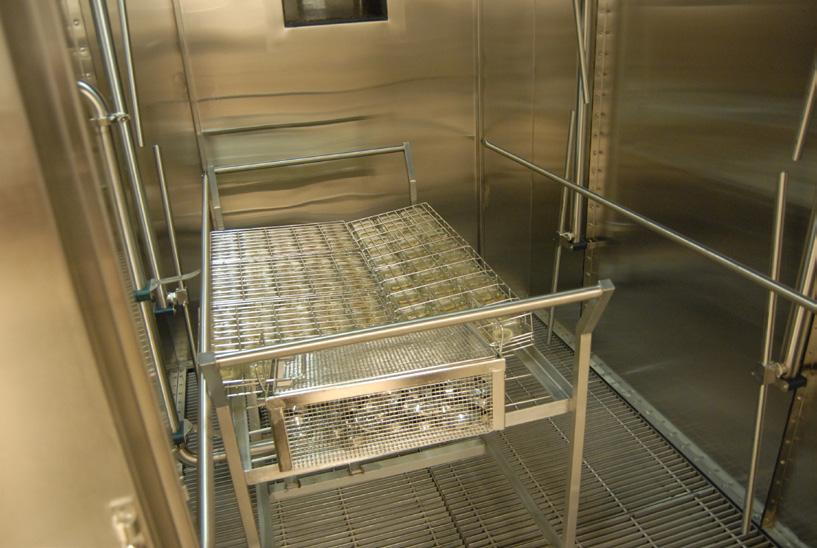 For unusually dirty cage tops, place additional space between each cage top (Figure 4). Wash Optirat Plus cage tops in a tunnel washer upside-down. Figure 3 Figure 4 Washing Bottles 1.
