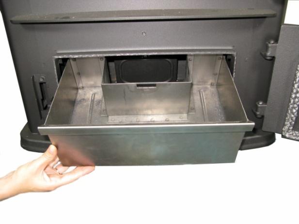 (A support for hanging the handle is located at the rear of the stove, on the right side).