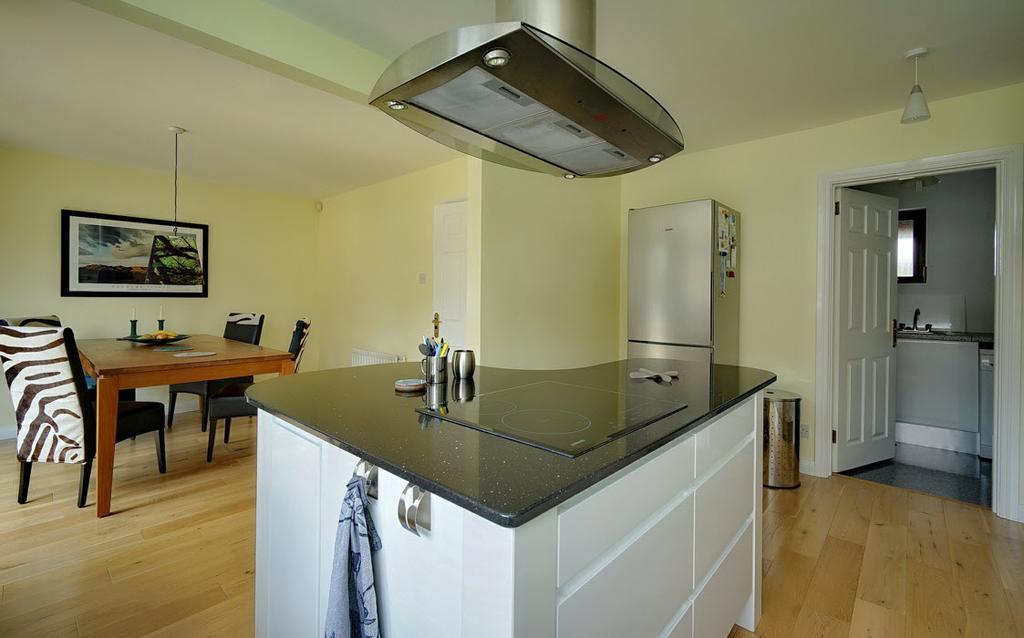 oven, 1.5 stainless steel sink unit with mixer tap, integrated dishwasher.