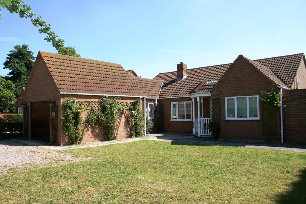 22 JARVIS GATE SUTTON ST JAMES SPALDING LINCOLNSHIRE PE12 0EP Modern detached bungalow offering spacious accommodation and benefiting from UPVC double glazed windows and oil fired central heating