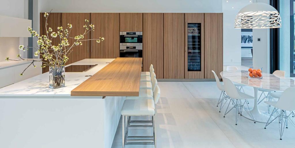 MODERN EAT-IN KITCHEN WITH