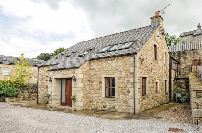 PROPERTY DESCRIPTION Constructed for the current owner in 2008 and offering an impressive detached property constructed of Yorkshire stone with natural stone jarmbs, heads, sills and coin blocks, and