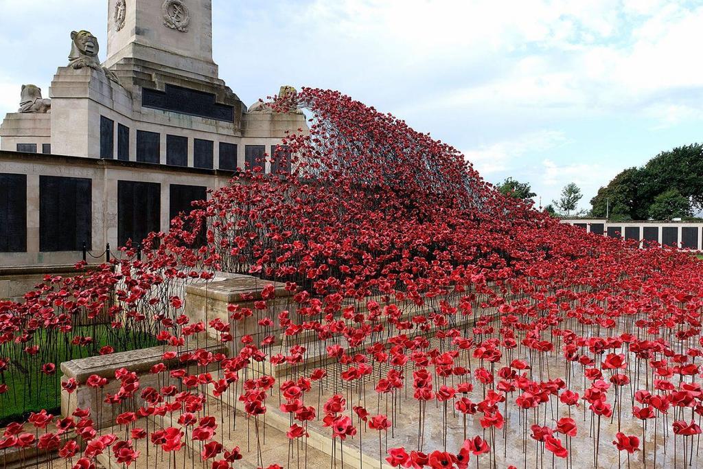 Poppies: Wave By Paul Cummins, Artist and Tom Piper, Designer at CWGC Plymouth Naval Memorial 23 August - 19 November, 2017 (Photo from 1418 NOW) Poppies: Wave, a sweeping arch of bright red poppy