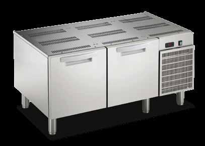 anti-tilt runners able to accept GN 1/1 containers For ambient temperatures up to 43 C High Performances in Limited Spaces The new Zanussi Professional Evo700 dimensions have been conceived to