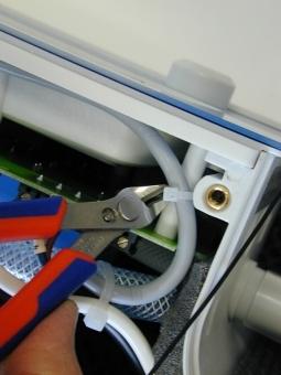2. Cut the cable tie of the power cord.