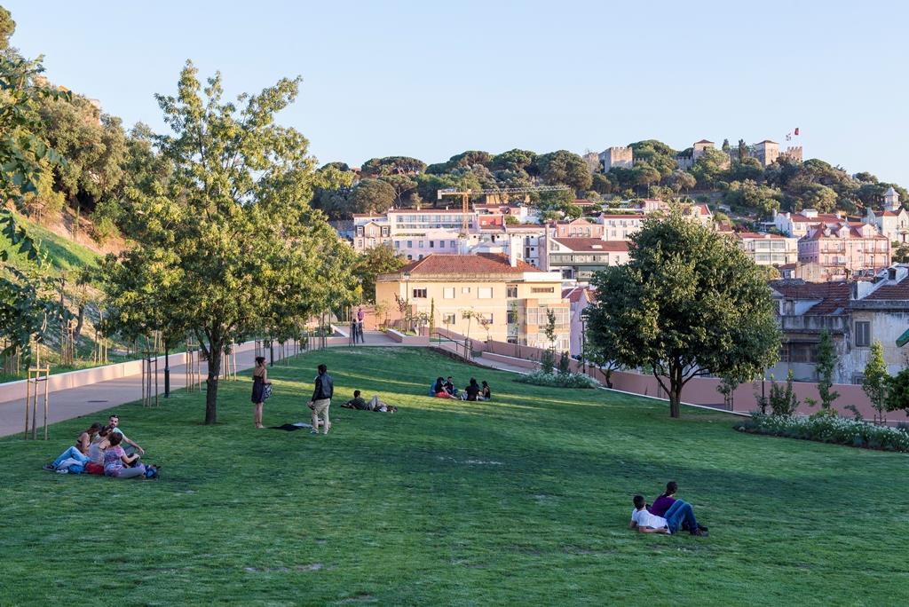 Over 90km of cycle paths and 6 bicycle and pedestrian bridges have been implemented in 9 years making Lisbon an increasingly bicycle friendly city with 3 more bicycle bridges and a 1400