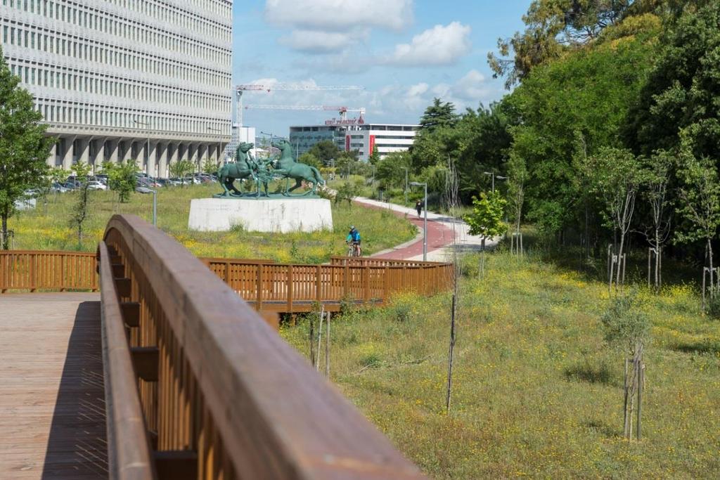 The green infrastructure program is implementing 9 green corridors to be completed by 2020 contributing to climate adaptation towards urban heat temperatures and water cycle regulation.
