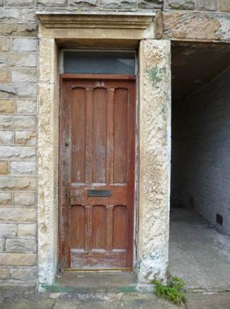 Rare original door, Williamson Street, 1880s The style and proportions of the early 19 th century Bath House and the 1837 terrace on Bath Mill Lane (Bath Cottages) reflect an earlier phase of