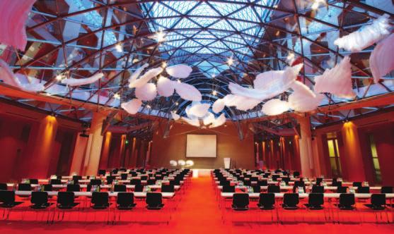 Because of its size and transparency, the space is ideally suited for events such as gala celebrations, conferences, receptions and product presentations.