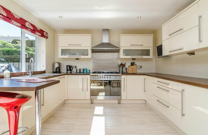 LUXURY FITTED KITCHEN OPEN PLAN TO DINING AREA: 17' 6" x 11' 4" (5.33m x 3.