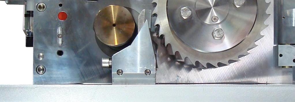 The cutting Chamber cover applies pressure to