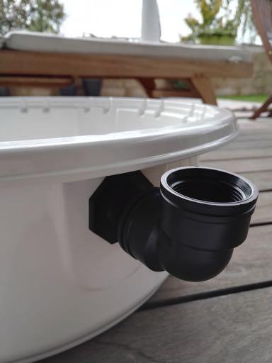 Then it is up to the user not to overfill. It will give the user the possibility to use the full capacity of the base. The larger fitting, is for the bigger hole. Mount the sealing from the inside.