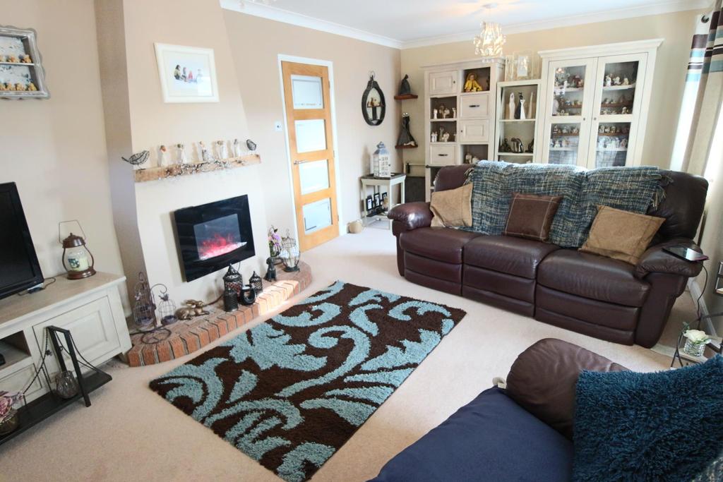 DECEPTIVELY SPACIOUS AND EXTENDED SHAKER STYLE FITTED KITCHEN/DINER INC. COOKING RANGE MASTER BEDROOM EXTENSION INC.