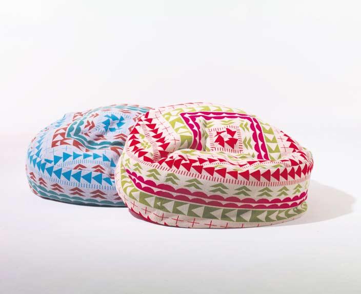 Made with 00% pure knitted wool with a fully removable cover, it is constructed with an inner cotton bag filled with