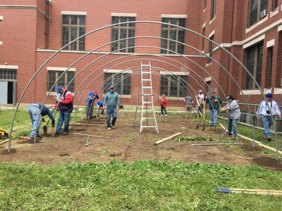 Summer campers also watered weeded, reseeded and harvested garden beds Fall Harvest: Grades K-5 (17 classes) came out to observe their square foot, see what changed, and to harvest any fruits or