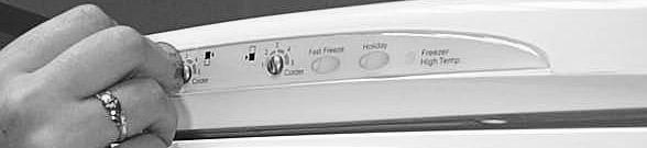Controls FFA74 illustrated Controlling the Temperature of the Fridge Compartment The left hand control wheel on the front panel adjusts the internal fridge compartment temperature.