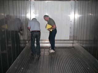 (c) 25 Postharvest Technology Center, UC Davis Importer/Distribution Center Loading Trailers Inspect each trailer for cleanliness; clean and sanitize if necessary Schedule routine trailer inspections