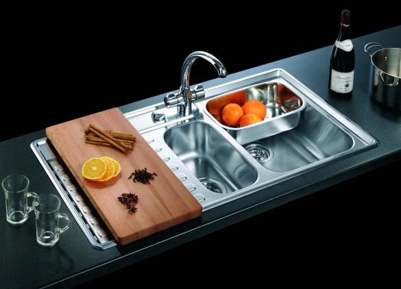 BLANCOVEKTRIS 6S 18/10 421 1.5 Bowl format with two generous deep bowls. Each area of the sink is designed for maximum function.