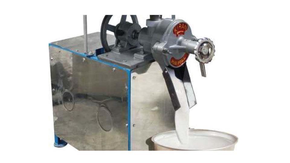 IDLY FLOR MACHINE The Grinding plate is of special stainless steel '8' diameter with deep teeth arranged in a fan folding position in both