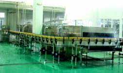 The hot-filled bottles transferred by conveying belt are arrayed at the entrance of the spray-cooling machine, and then enter the first temperature zone in turn for cooling and temperatureholding at