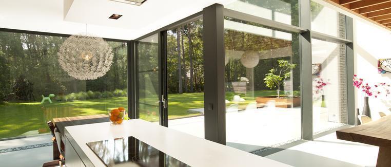 SCHÜCO ALUMINIUM DOOR SYSTEM ADS 70 The new Schüco ADS door systems stands out for its excellent insulating characteristics and enormous possibilities of configuration that allow a custom design.