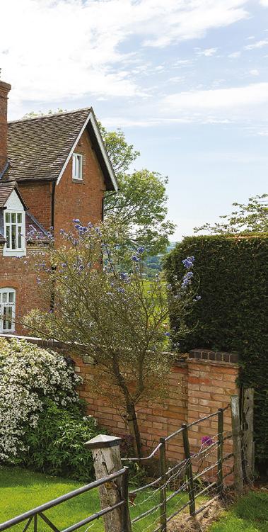 Welcombe Bank Farm INGON LANE STRATFORD UPON AVON WARWICKSHIRE A beautiful family home nestled within this stunning location with outstanding views over rolling countryside Reception hall Drawing