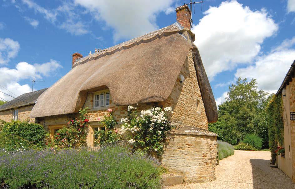 The Thatched Cottage BLEDINGTON CHIPPING NORTON OXFORDSHIRE Picturesque Cotswold cottage with valuable ancillary accommodation Kingham 1 mile (mainline station London/Paddington 85 minutes)