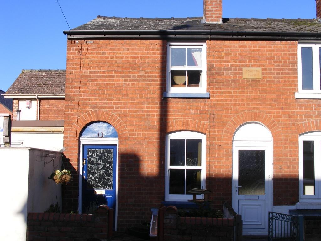 OUTSIDE : REAR GARDEN, SMALL FRONT GARDEN A DECEPTIVELY SPACIOUS 2 BEDROOMED END-TERRACE VICTORIAN HOUSE WITH BOTH FRONT AND REAR GARDEN IN A QUIET RESIDENTIAL AREA CLOSE TO HEREFORD CITY CENTRE.