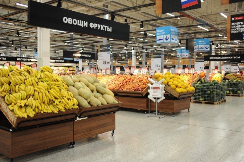 Russian food market Market size some 255 billion - Share of all retailing some 47% Operative EBITDA of peers