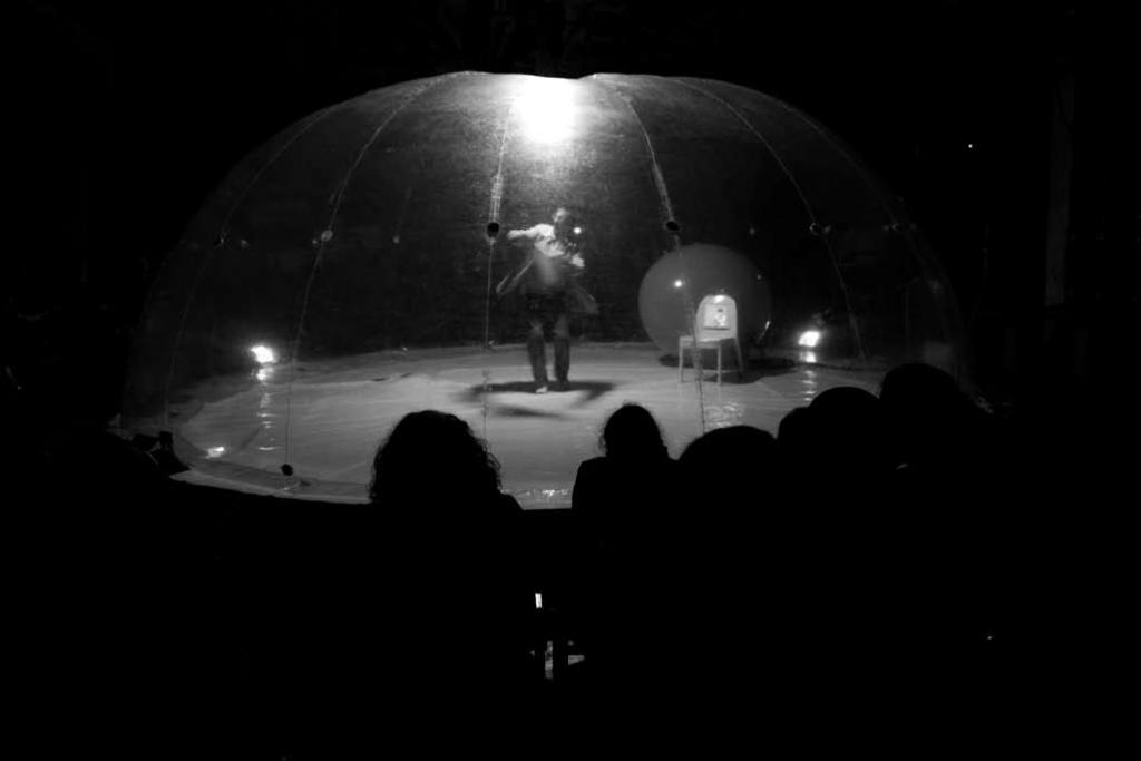 Burbulas. Spektaklio scena Burbulas tai izoliacija, uždarumas, atsiribojimas. Aktorius iš pradžių įkliūna į burbulą, o vėliau pats virsta burbulu.