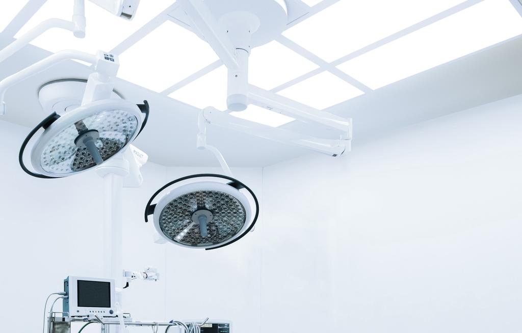 IMPROVE VISIBILITY Lighting at the surgical table is optimized with the Ultrasuite positioned directly above the patient, reducing shadows within the surgical zone.