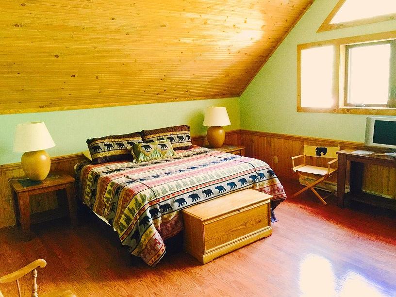Bedroom - "Cobble" streetside w/lots of windows 1 king-size bed carpeted sleeping loft - sleeps 2 (no