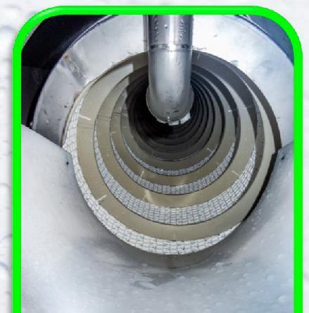 The washing and rinsing zones of the DRUM CLEANER are sealed off all-round with stainless steel