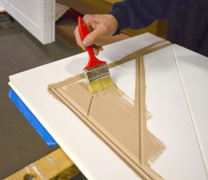 continuously to complete an entire door. Unless the environmental conditions are cold and/or very humid, you will not need to wait before starting the next coat cycle.