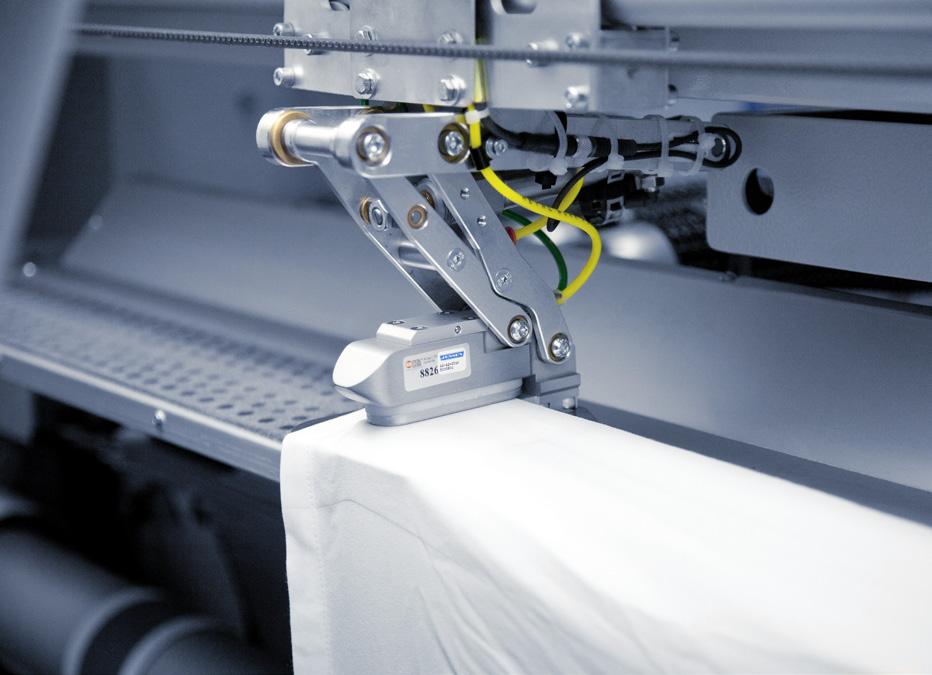 of the pivoting spreading clamps, allowing the clamps to enabling the machine to automatically remove lint from the JENSEN EasyClamps, providing the optimum