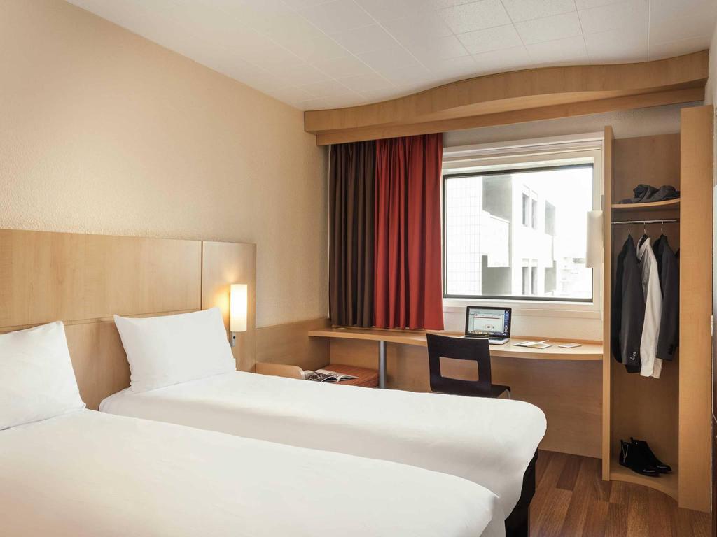 Ibis Paris La Défense 3* About the Hotel In the heart of the La Défense business district, the ibis Paris La Défense Centre hotel is ideally situated between the Grande Arche and the Arc de