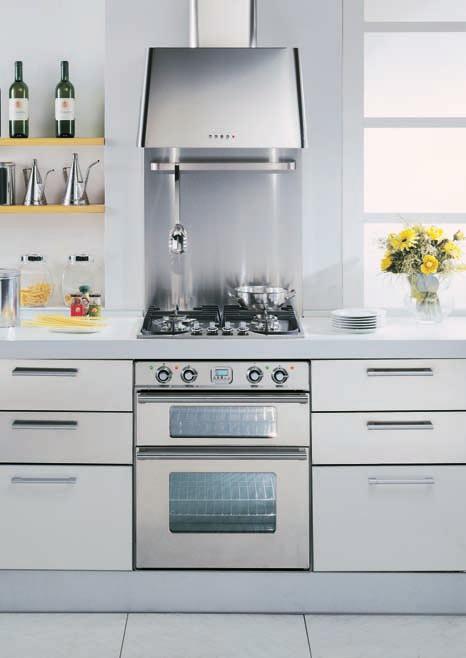BUILT-IN 0 SERIES More models available in our full range catalogue 0 LM Select 9 multifunctional cooking modes 70 litre oven capacity Turbowave cooking Easy dismantling of oven interior ouble spill