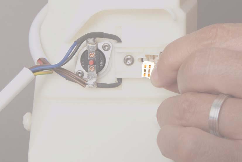 Replacing the temperature sensor of the storage water heater