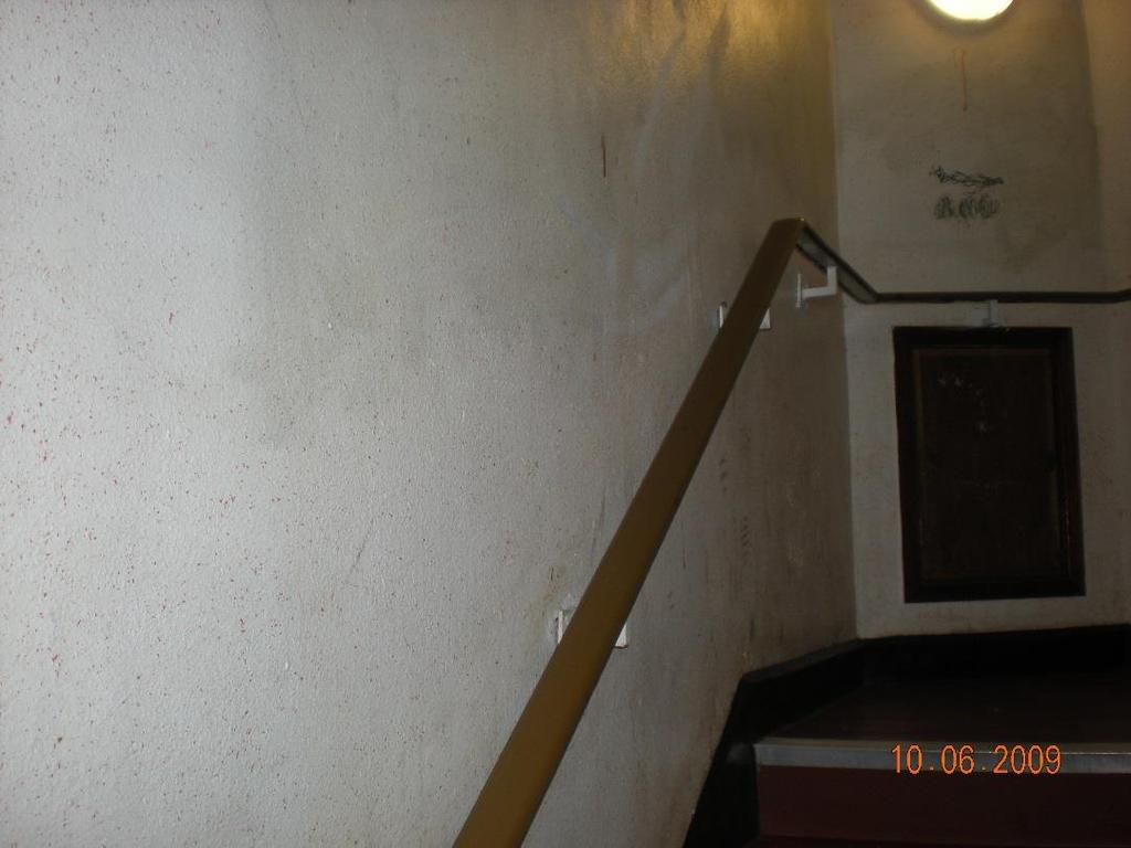 0 Very poor Walls: Walls are dirty throughout, and no evidence of attempts to remove any marks or dirt recently.