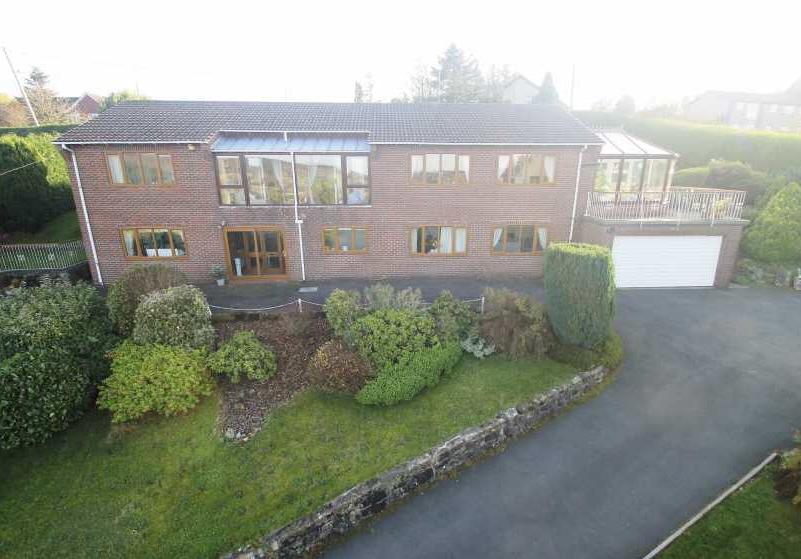 Ruthin Road Bwlchgwyn 385,000 TOWN AND COUNTRY ARE DELIGHTED TO PRESENT TO THE MARKET THIS WELL PRESENTED FIVE BEDROOM DETACHED PROPERTY.