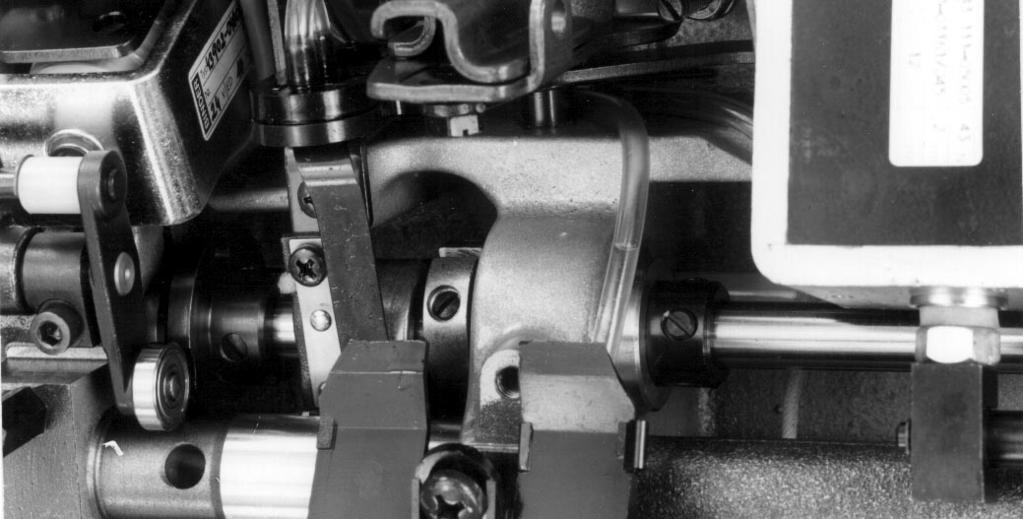 8. Thread clipper The control cam 4 determines the movement of the thread clippers and the timing of the blade movement. The timing thus coincides with the movement of the stitch-forming components.