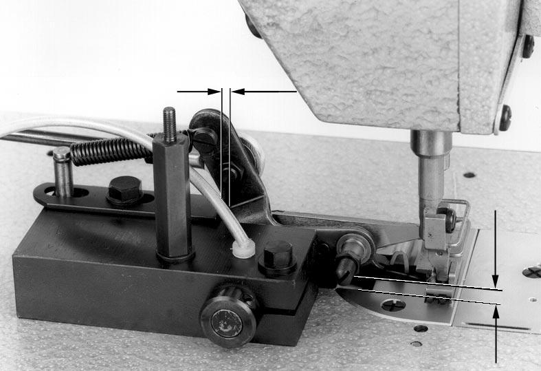 0,5 mm 4 5 6 7 8 9 0 ca. mm Adjusting the blade lift Move the manual lever to the left. The cross-cutter is switched on. Turn the handwheel.