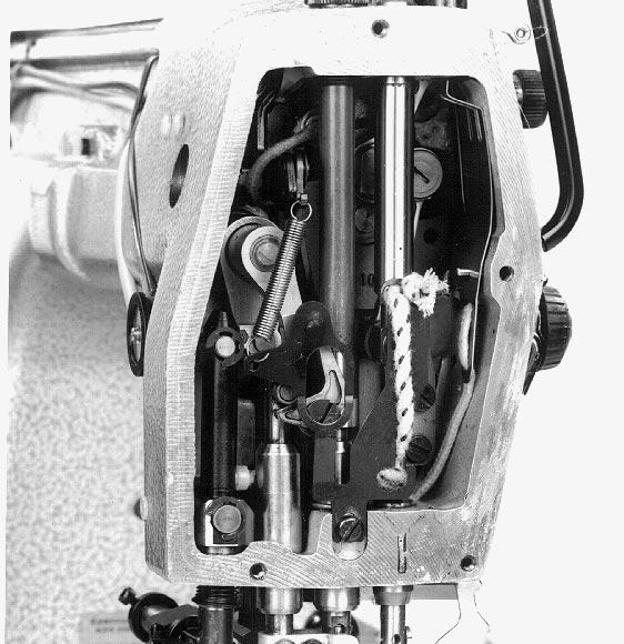 . Class 75: differential foot overfeed. Adjusting the overfeed-foot travel 4 Sewing machines of class 75 enable an extra layer of material to be processed.