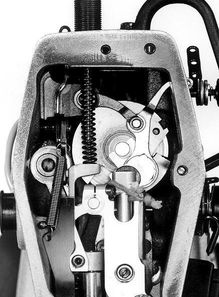 The position of the arm shaft may only be adjusted with the sewing machine switched off.