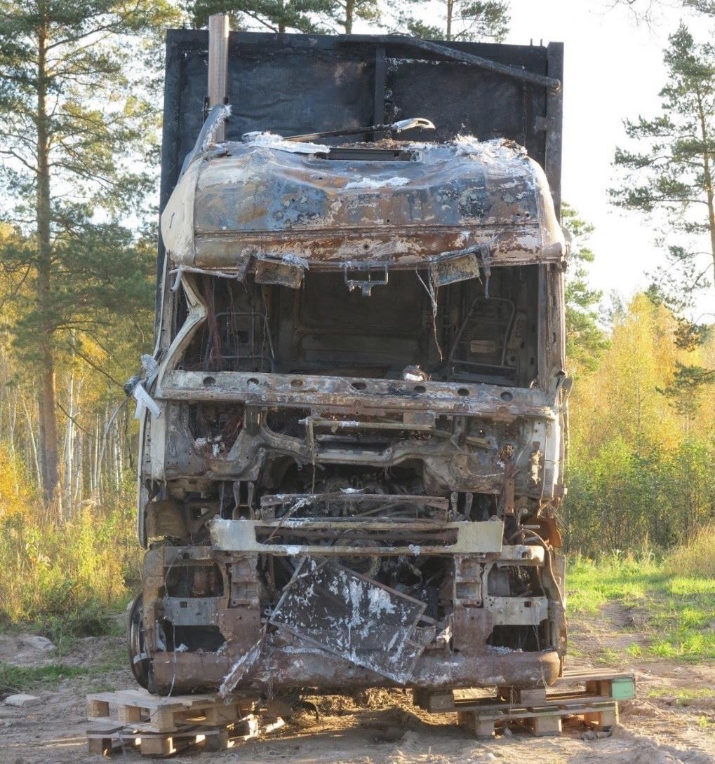 The rear tires were installed after the fire to facilitate transport from the site where the fire occurred. Photo: RISE.