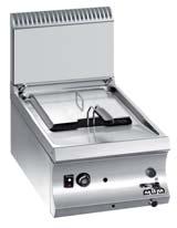 ECC477 Gas versions with inside burner: high output stainless steel burner with horizontal fl ame,
