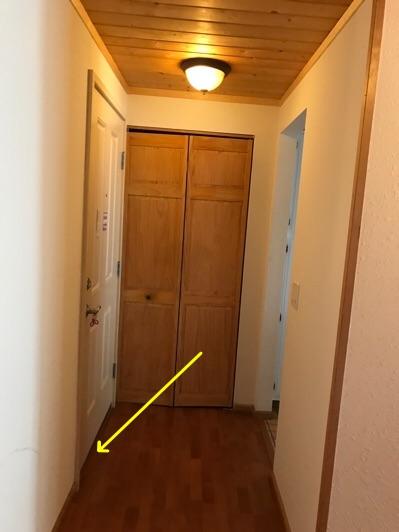 1. Conditions Entryway Ceiling and walls are in good condition overall. Light fixture operates. Entry door operates and locks overall.